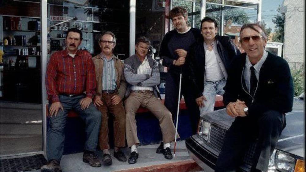 Film Tonic Les comédiens réunis autour du gaz bar