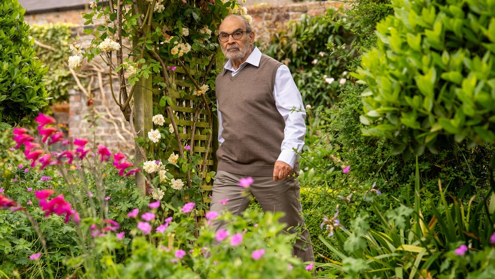 Un homme dans un jardin anglais.