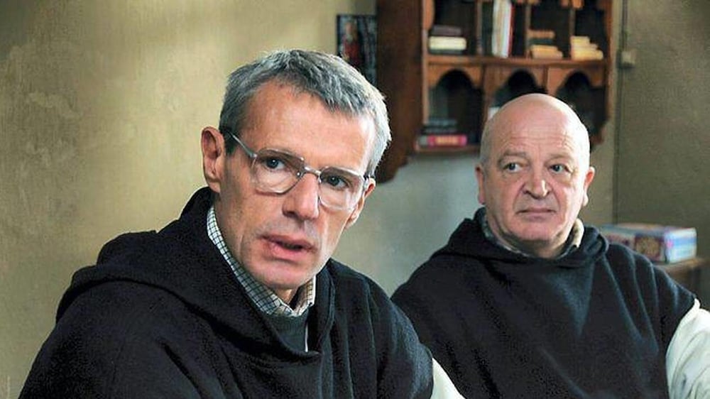 Métropole Films Deux hommes (dont Lambert Wilson) en tenue de prêtres.