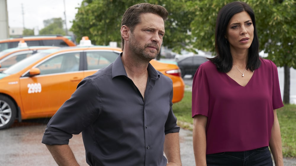 Radio-Canada Matt Shade (Jason Priestley) et Angie Everett (Cindy Sampson) se tiennent debout dans un stationnement.