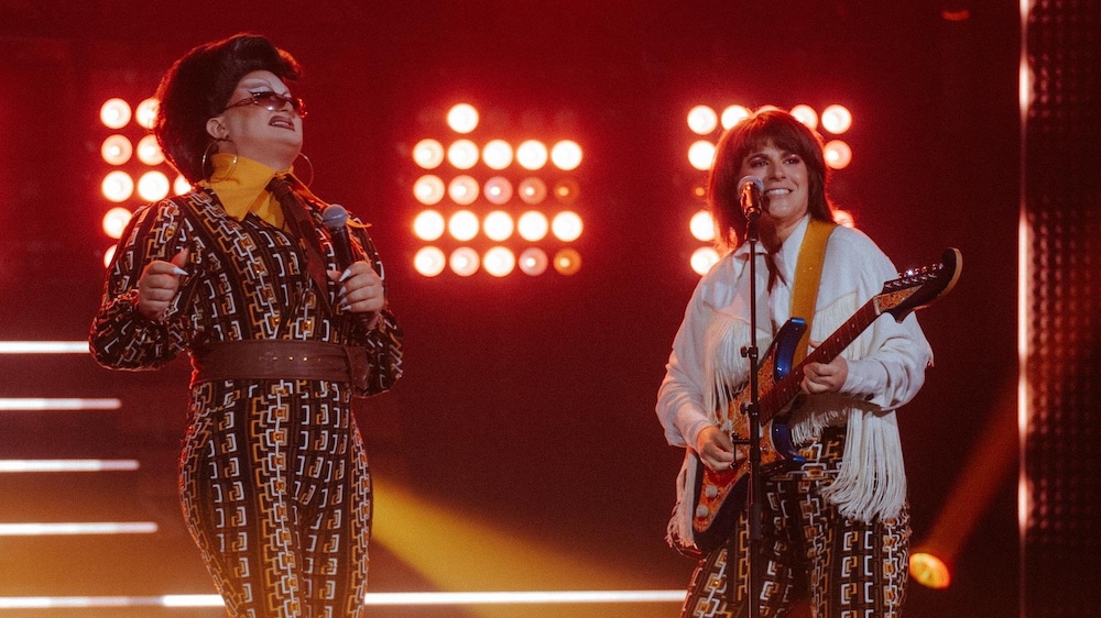 Mona de Grenoble et Lisa LeBlanc, avec sa guitare, chantent.