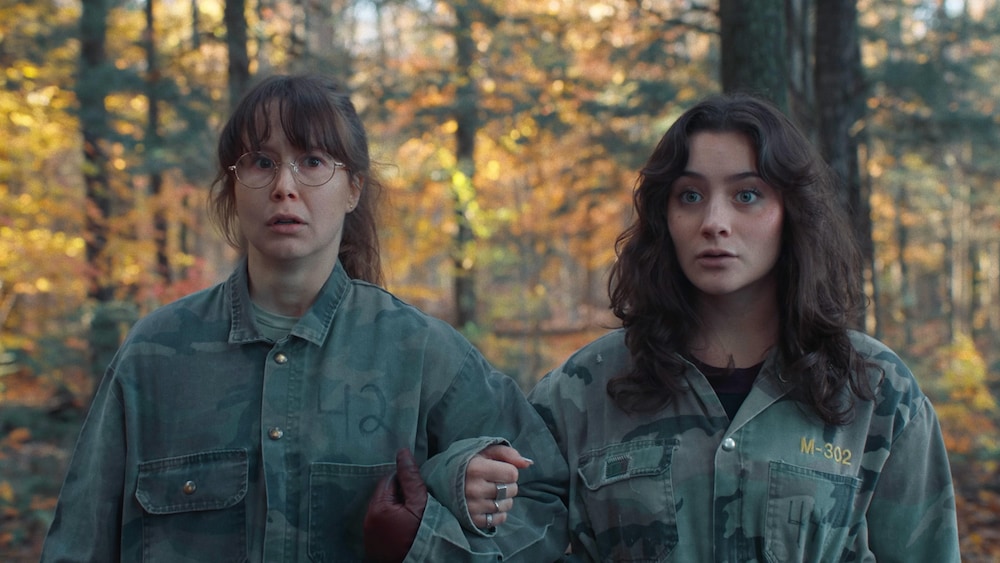 Radio-Canada Macha et Gaby se tiennent, bras dessous bras, dans une forêt, le regard fixe devant eux.