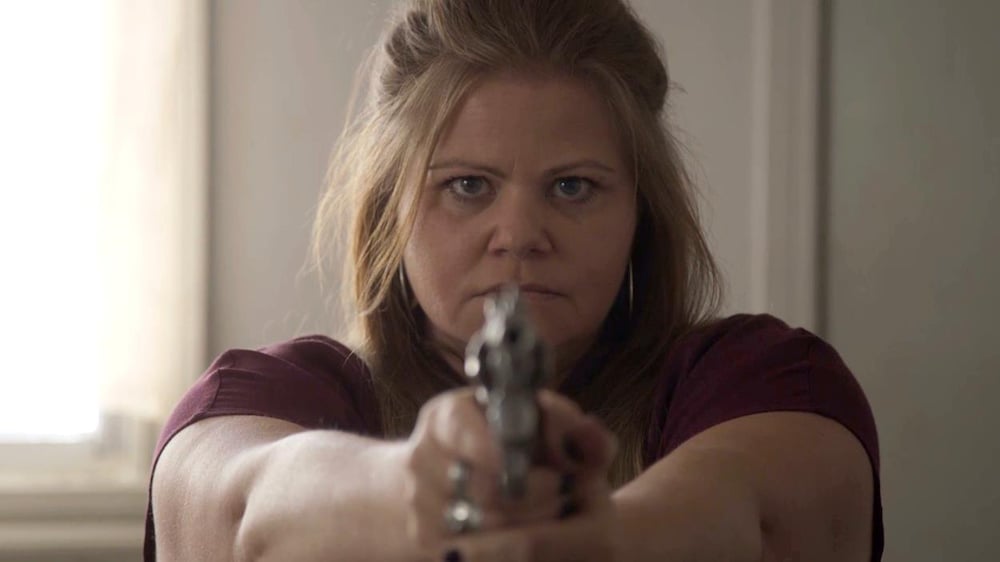 Nancy Riopelle qui pointe son fusil.