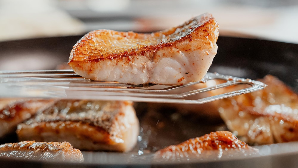 Un filet de poisson grillé sur une spatule.