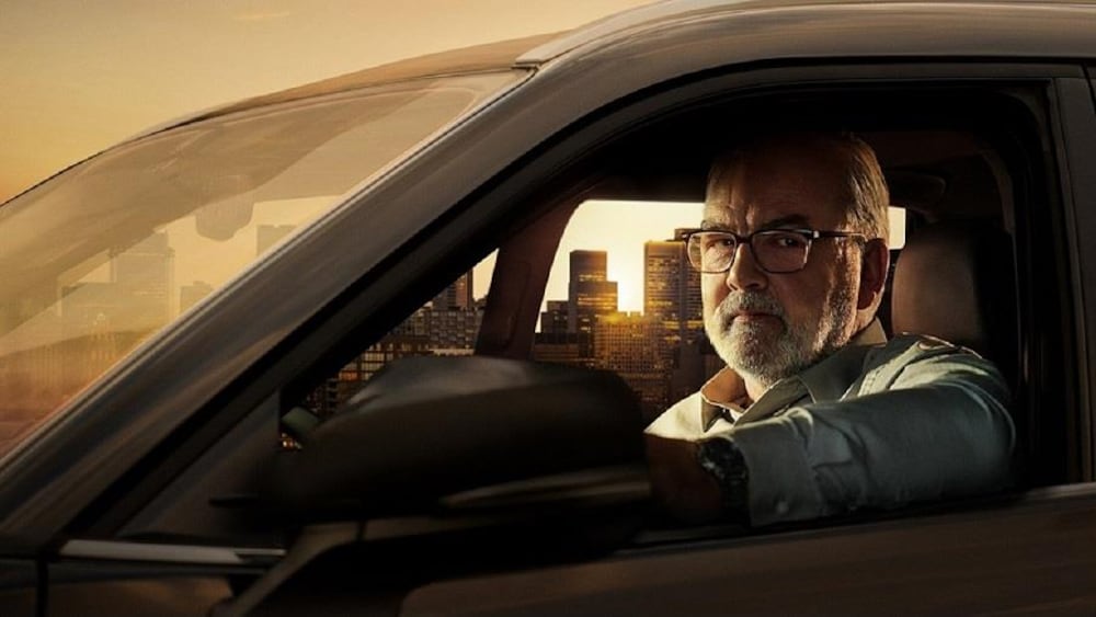 Radio-Canada Jean Dumas (Gildor Roy) est à bord d'une voiture.