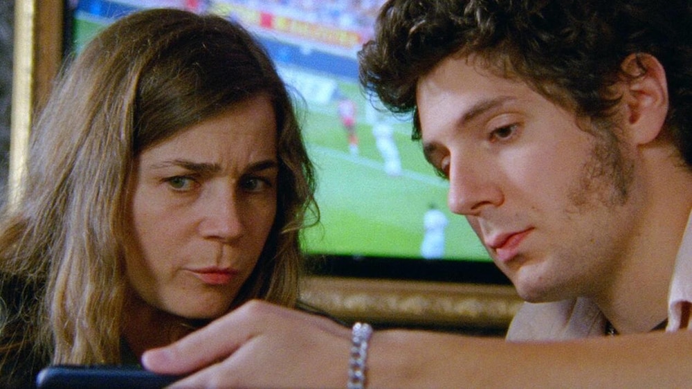 Métropole Films Un homme (Vincent Lacoste) montre l'écran de son téléphone à une femme (Blanche Gardin).