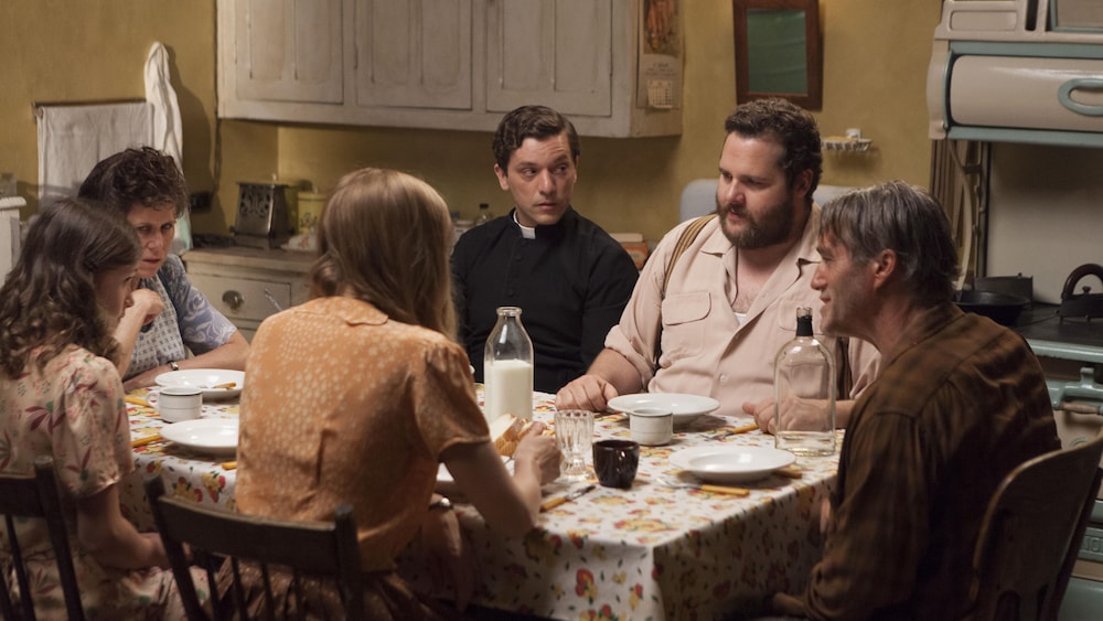 Filmoption International Plusieurs personnes (dont Roy Dupuis et Antoine Bertrand) autour d'une table.
