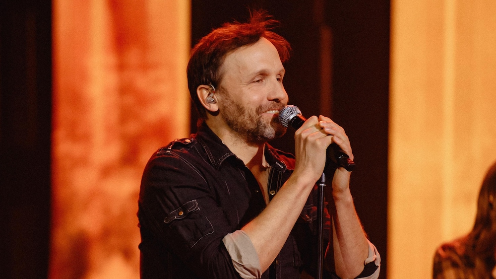 Attraction Le chanteur performe sur scène.