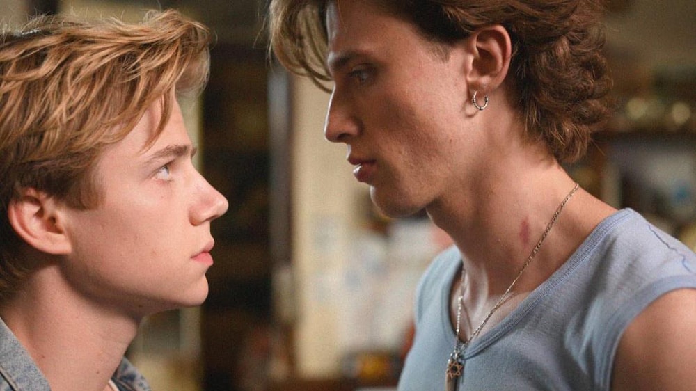 Deux jeunes hommes se regardent, face-&agrave;-face.