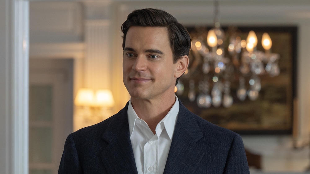 Hawkins Fuller se tient dans le cadre de porte d'une chic maison, un léger sourire aux lèvres. 