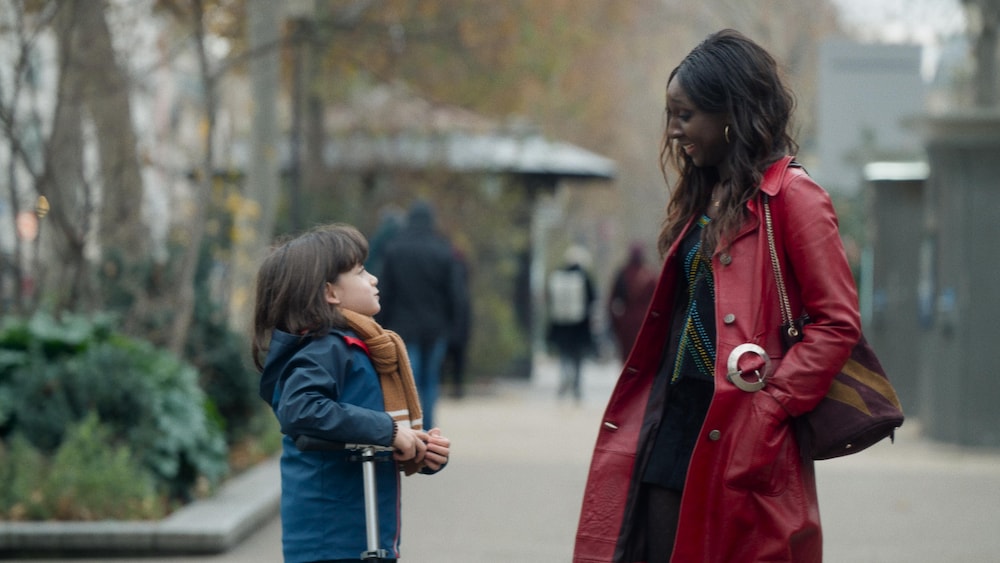 K-Films Amérique Une femme et un petit garçon se font face, dans la rue.