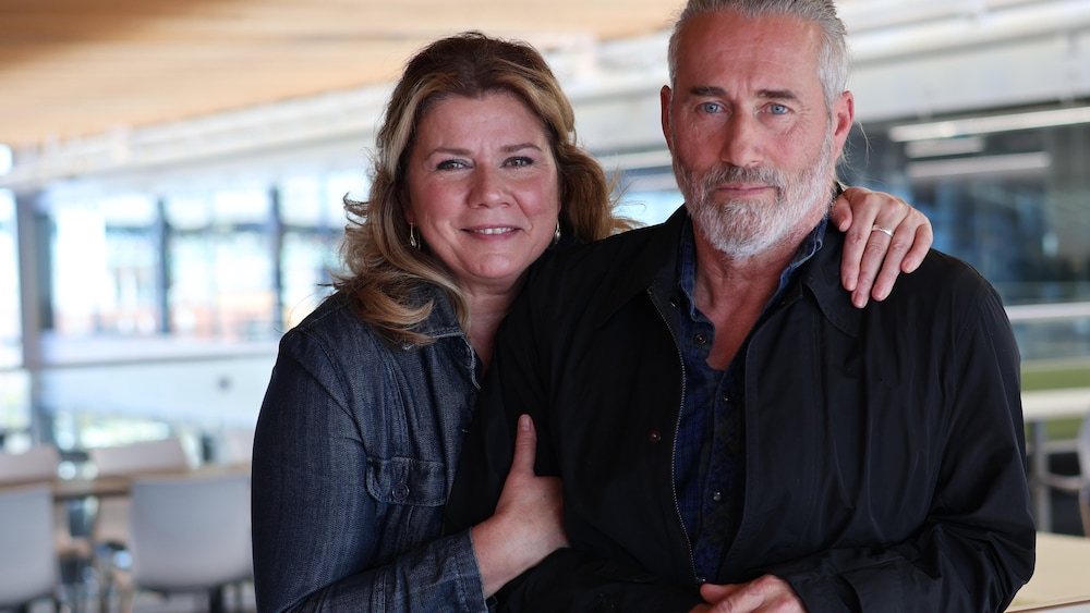 Marina et Roy regardent droit devant eux.