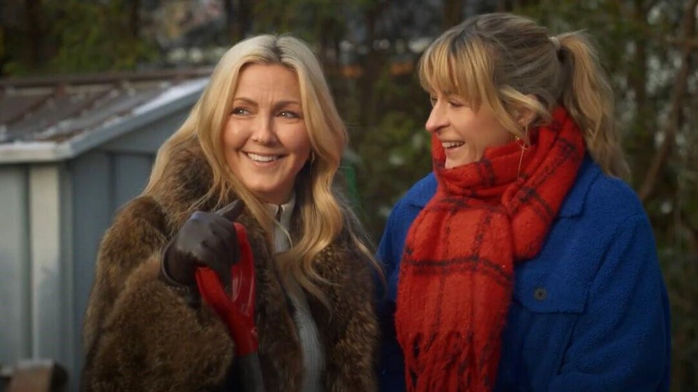 Véronique Cloutier et Christine Beaulieu dehors et habillées pour l'hiver. Elles rient.
