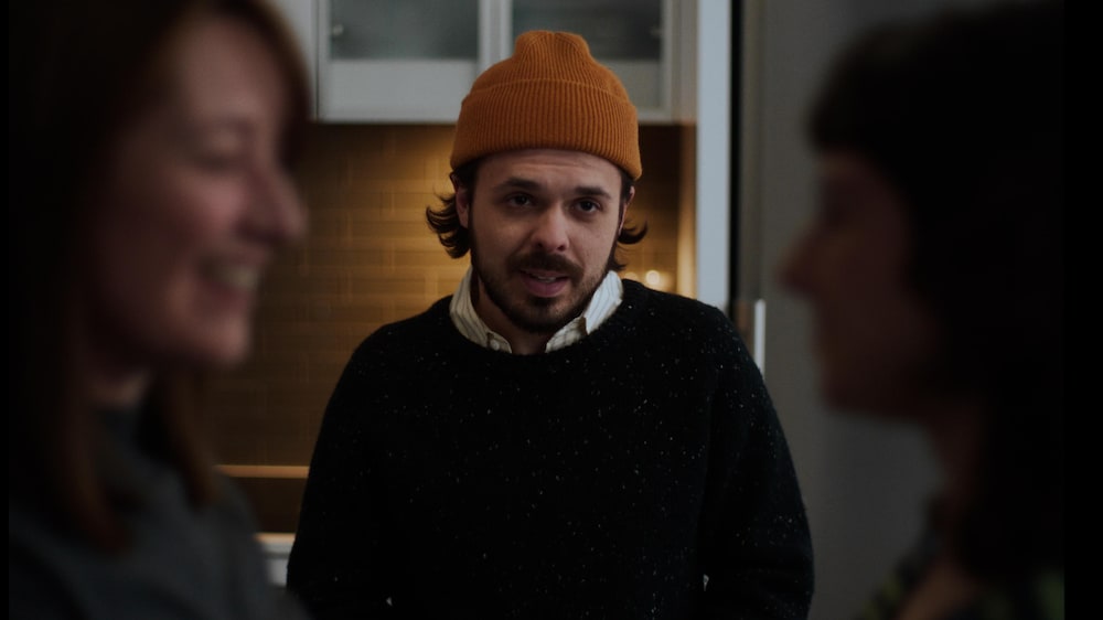 Raphaël (Jean-Carl Boucher) est mal à l'aise quand Maude et Sasha se rencontrent.