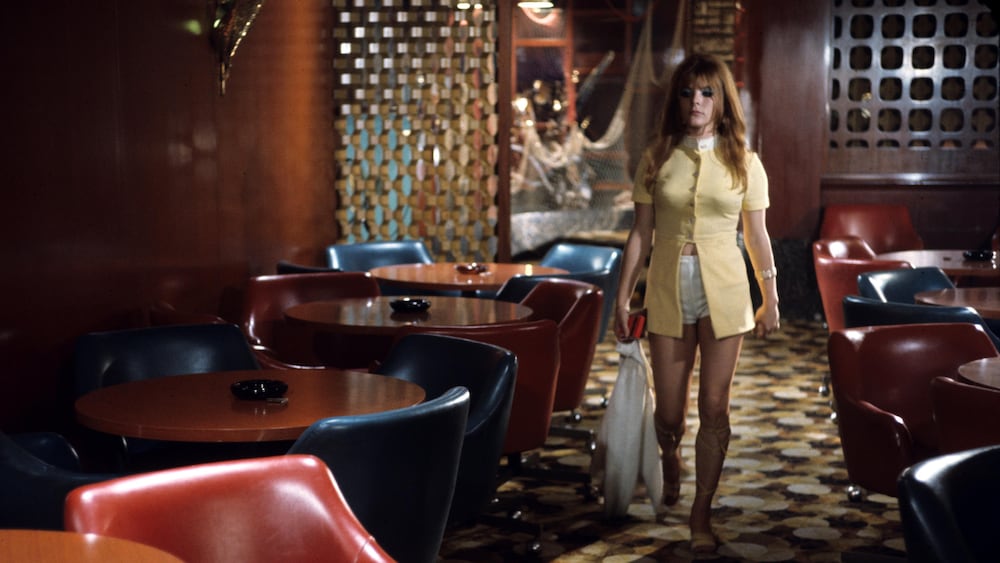 Une serveuse marche dans un restaurant vide.
