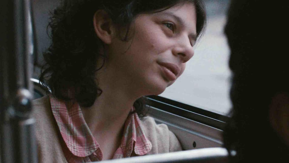Les Films Séville Inc. Gabrielle, la tête appuyée contre une fenêtre