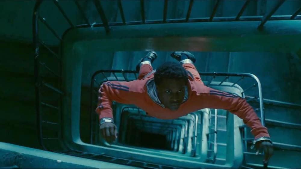 Métropole Films Un jeune homme flotte en apesanteur au milieu d'une cage d'escaliers.