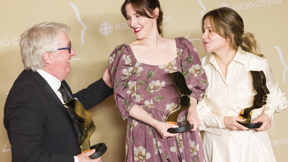 Benoît Brière, Florence Longpré et Brigitte Lafleur ont chacun un trophée dans leurs mains - au Gala des 41es prix Gémeaux.