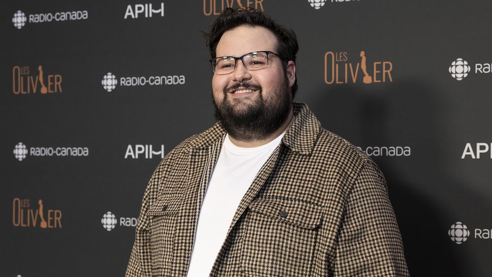 Charles-Antoine Des Granges sur le tapis rouge des Olivier.
