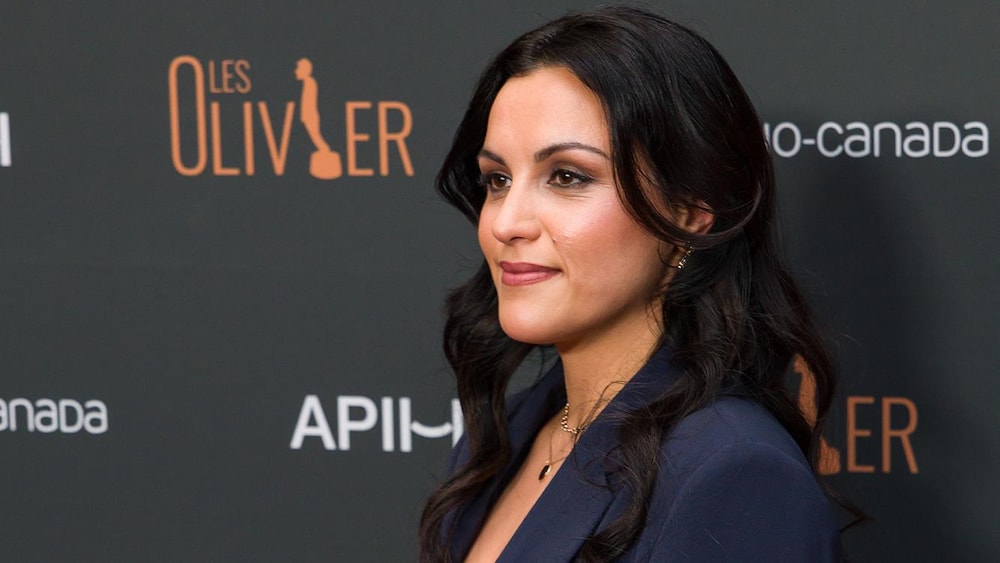 Sinem Kara sur le tapis rouge des Olivier.
