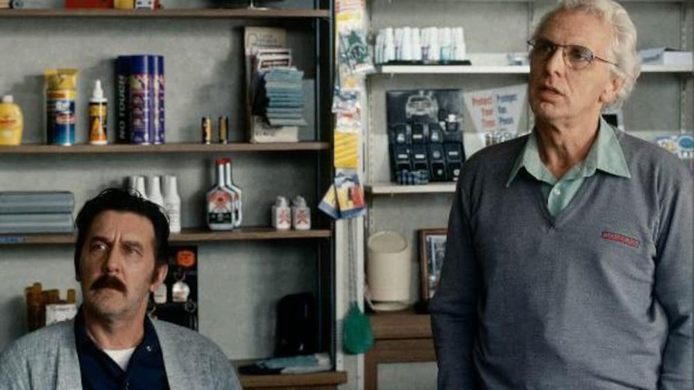 Alliance Vivafilm Deux hommes (Gilles Renaud et Serge Thériault) dans un garage.