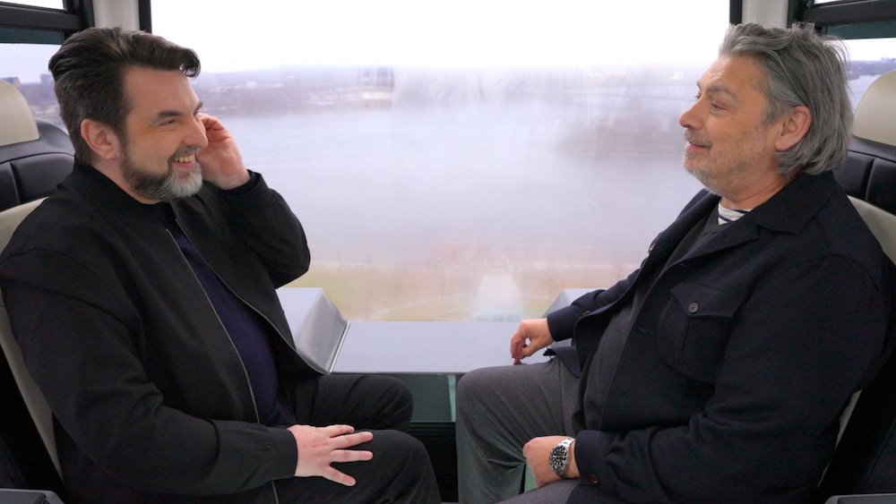 Hyperzoom Les deux personnes sont assises dans la cabine et dans les airs avec le fleuve Saint-Laurent à l'arrière program et des vitres gelées.