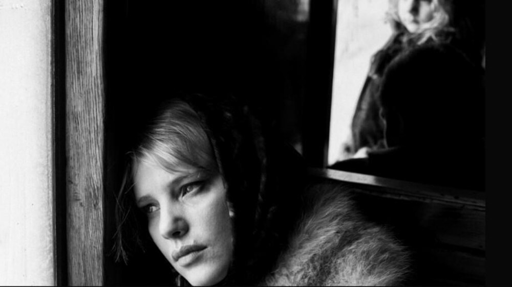 Métropole Films Une femme, dans un train, la tête appuyée contre une paroi.