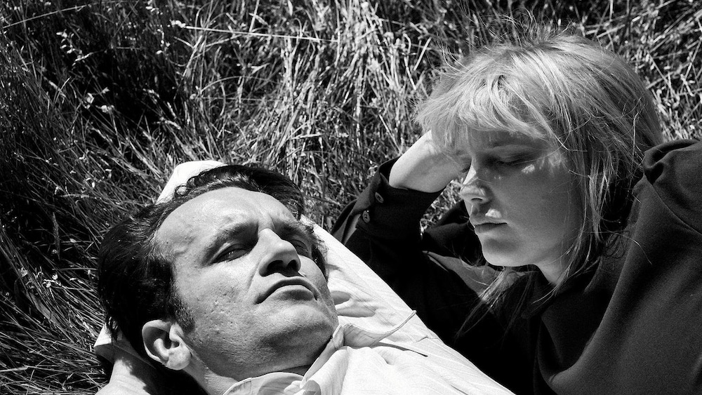 Métropole Films Une femme et un homme allongés dans l'herbe.