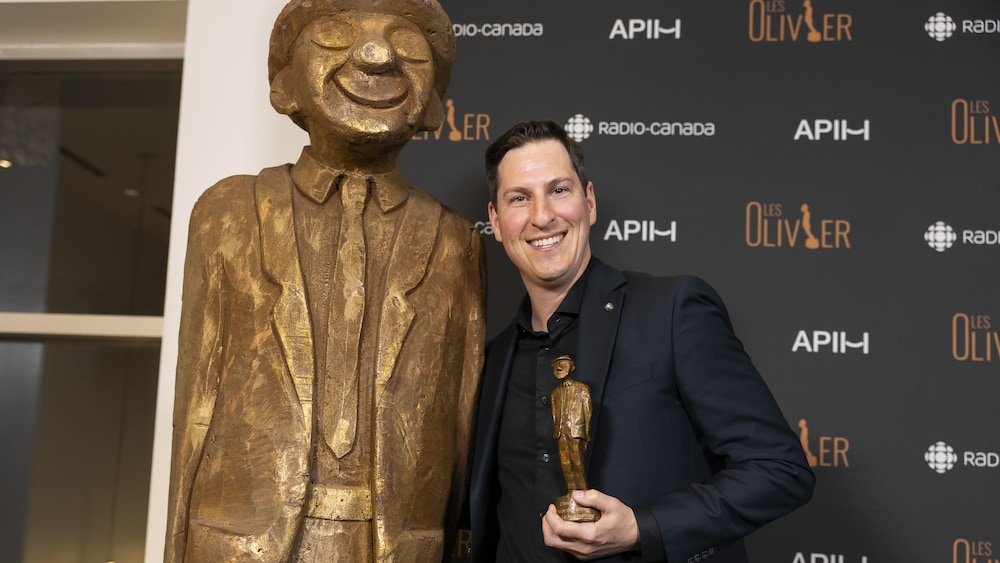 L'humoriste Guillaume Pineault avec un trophée des Olivier.