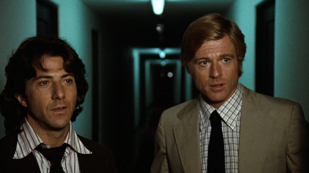 Deux hommes dans un couloir.