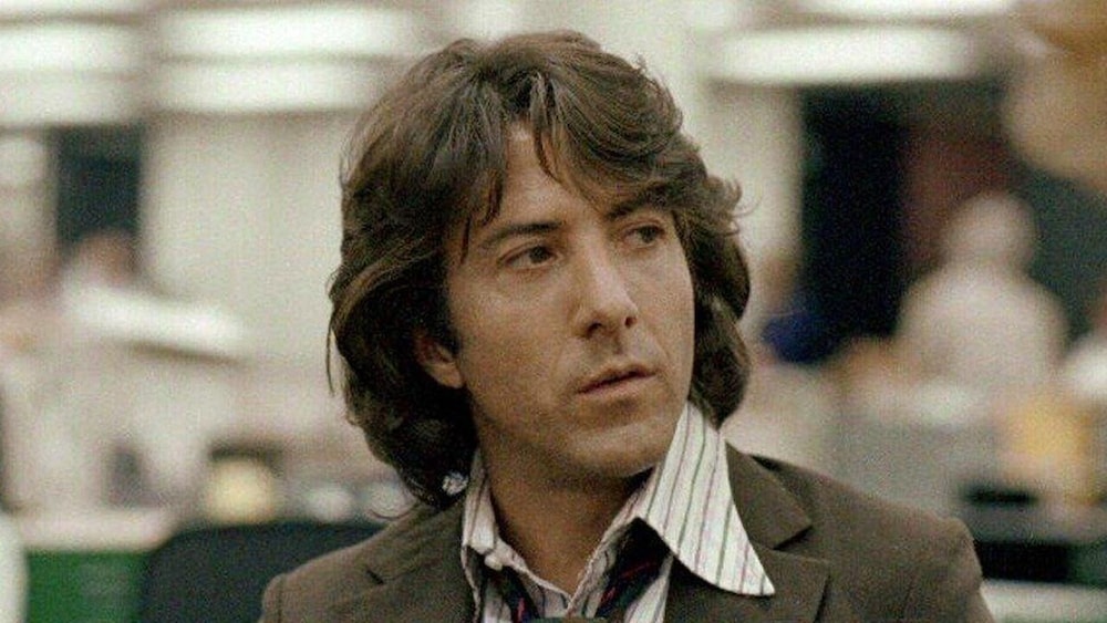 Un homme (Dustin Hoffman) en plan moyen.