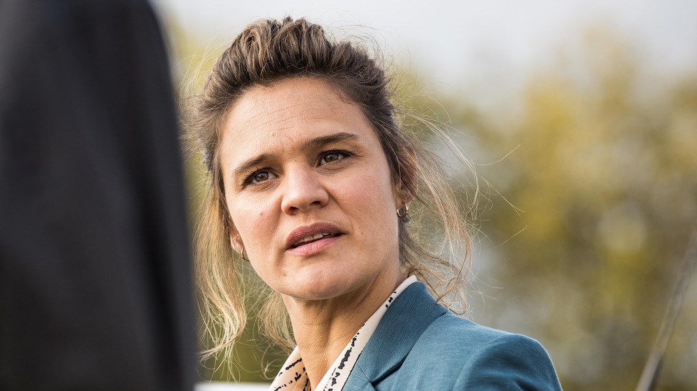 Radio-Canada / Philippe LE ROUX Portrait de Céline Hazan, photographiée à l'extérieur, regardant un de ses collègues policiers que l'on voit de dos.