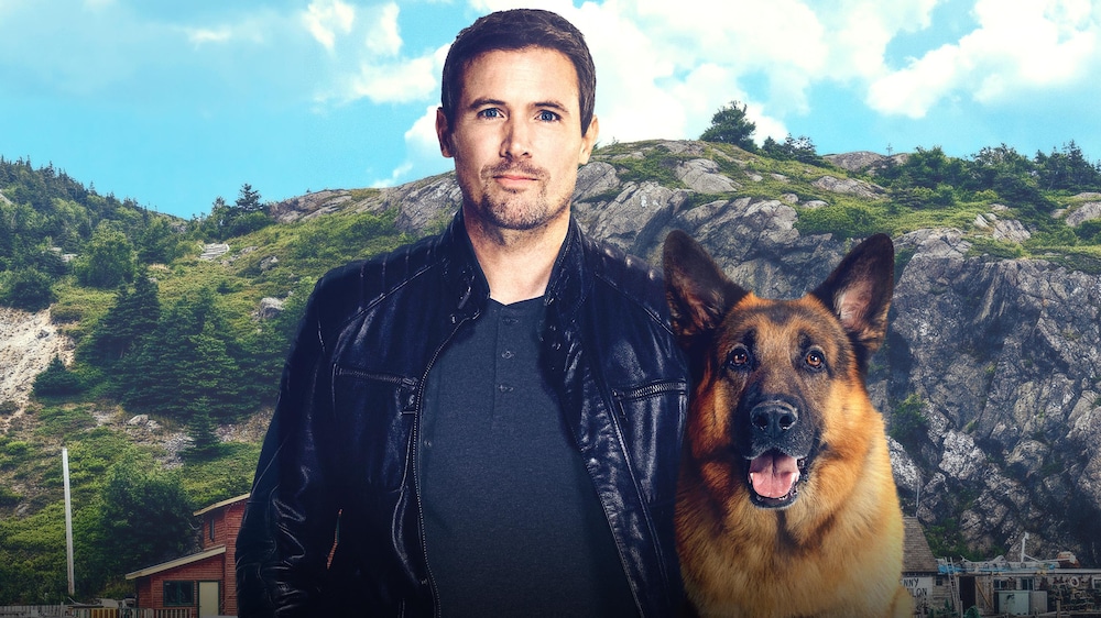 Radio-Canada Un homme et un berger allemand sont côte à côte, dehors.