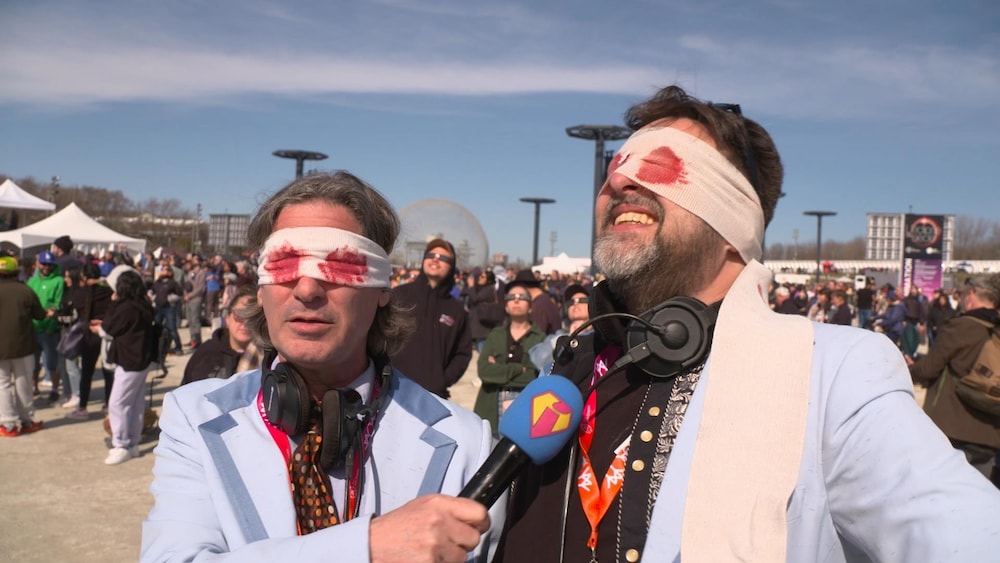 Jean-René Dufort et MC Gilles au Parc Jean Drapeau avec des bandeaux sur les yeux avec des taches de sang.
