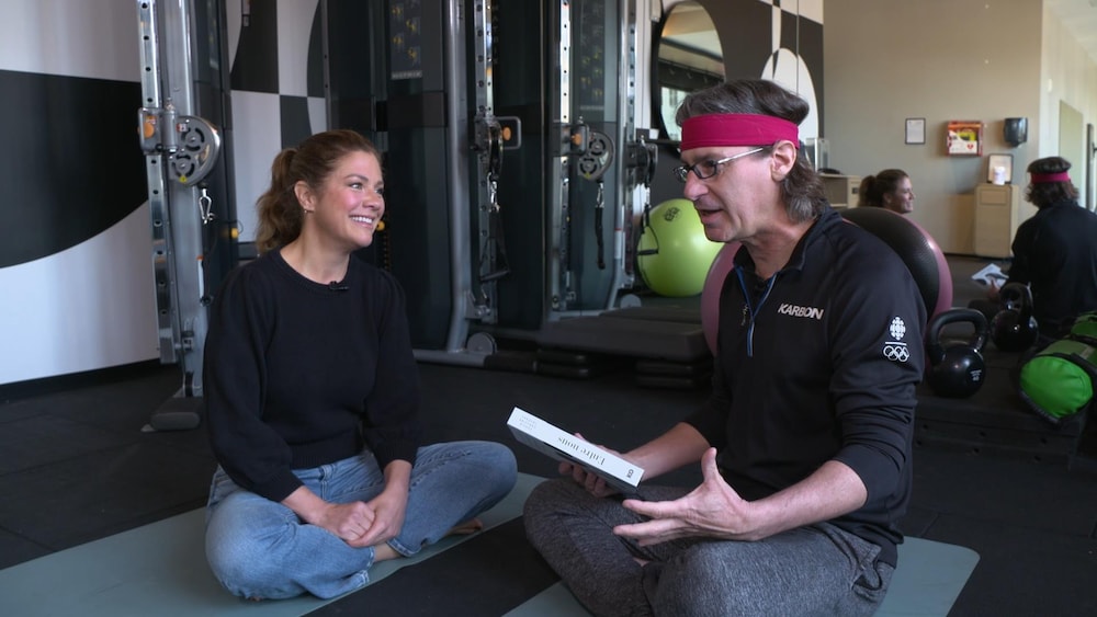 Jean-René Dufort est assis dans un gym avec Sophie Grégoire Trudeau pour une entrevue à l'émission Infoman.
