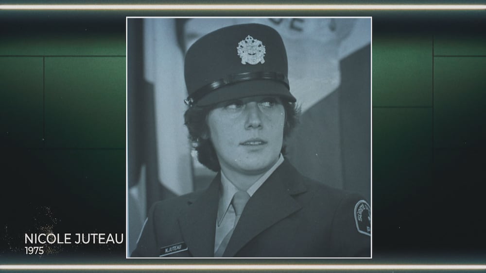 Une femme regarde devant elle. 