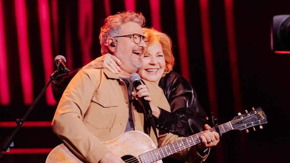 Le directeur musical et la comédienne sont sur scène. 