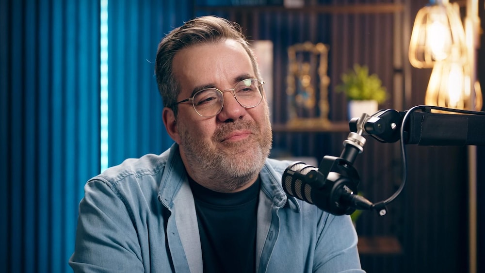 Radio-Canada Jean-Sébastien Girard assis devant un micro.