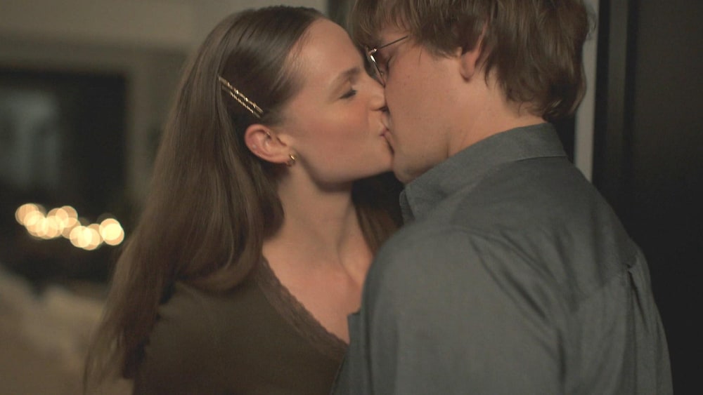 Une femme et un homme qui s'embrassent.