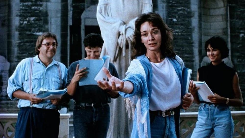 MaxFilms Un groupe de comédiens et comédiennes, textes en main, répètent devant une statue.