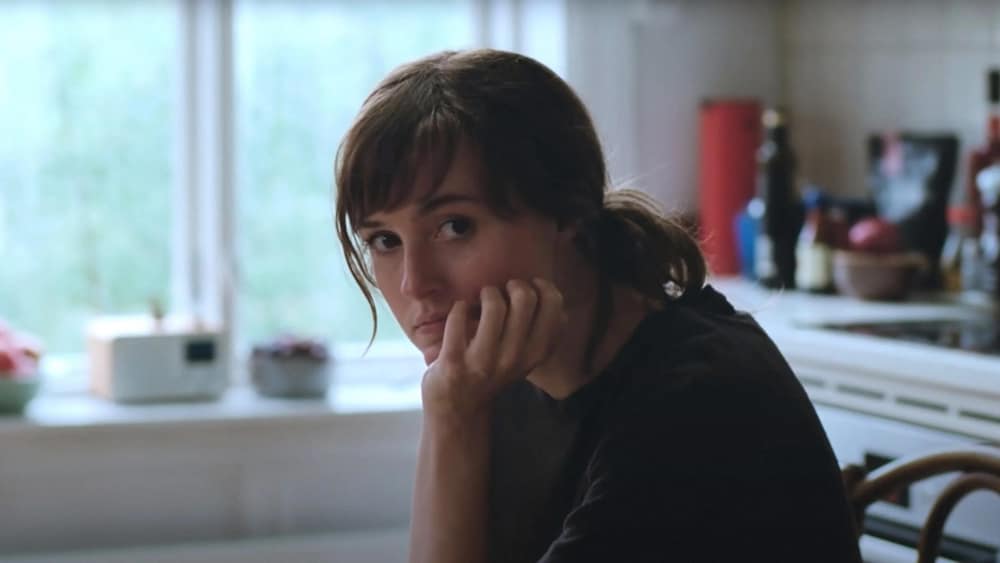 MK2 Mile-End Une jeune femme, le menton dans sa paume.