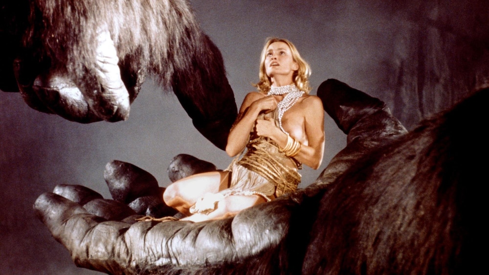 photononstop / SCREEN PROD Une femme (Jessica Lange) dans la main d'un gorille géant.