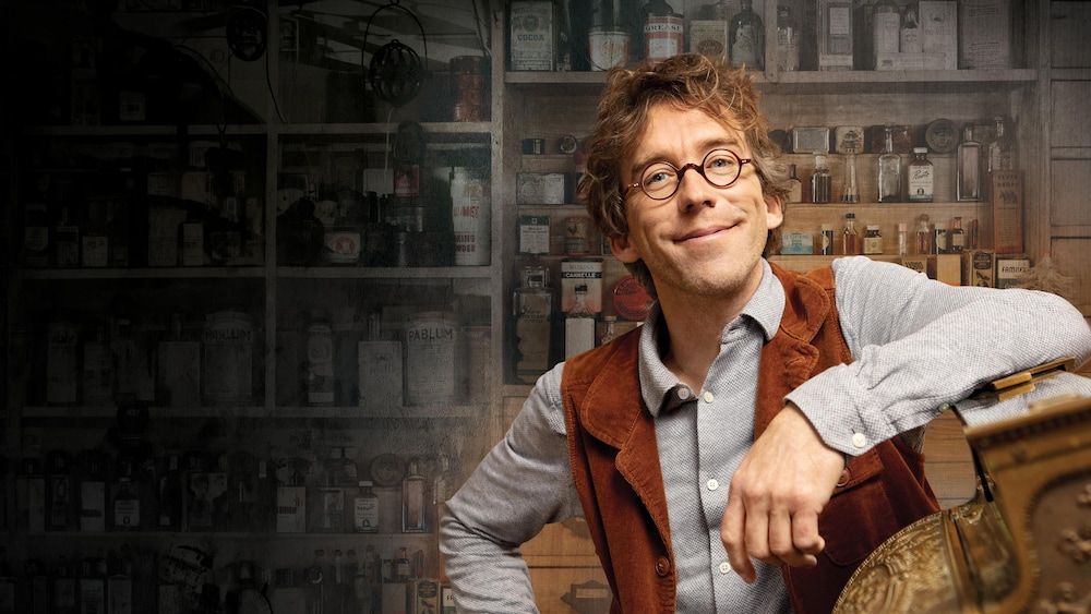 La conteur québécois Fred Pellerin pose pour l'affiche de son spectacle, le décor donnant l'impression d'un magasin général. 