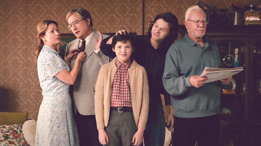 Radio-Canada Cinq personnages de la famille Critch se tiennent debout dans le salon.