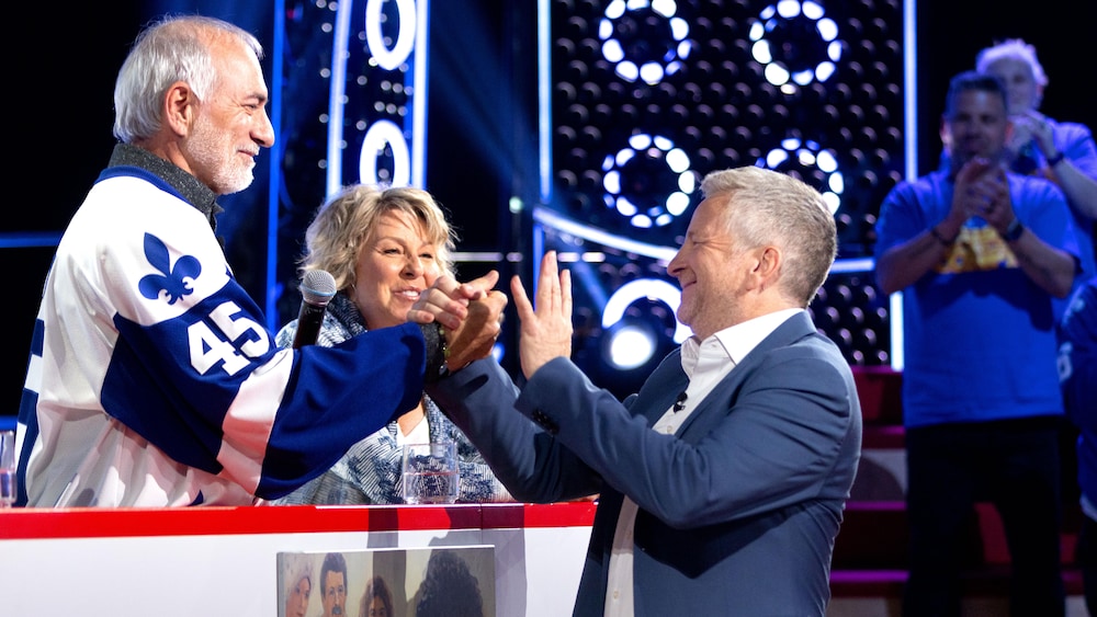l'animateur et les comédiens sur le plateau.