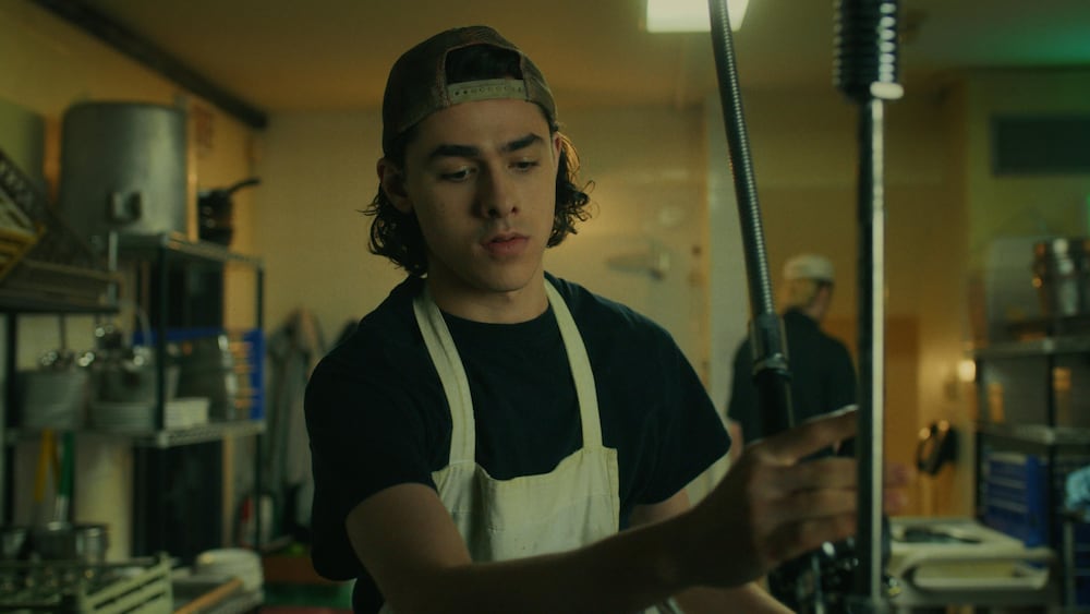 Immina Films Un jeune homme (Henri Picard) fait la plonge dans une cuisine.