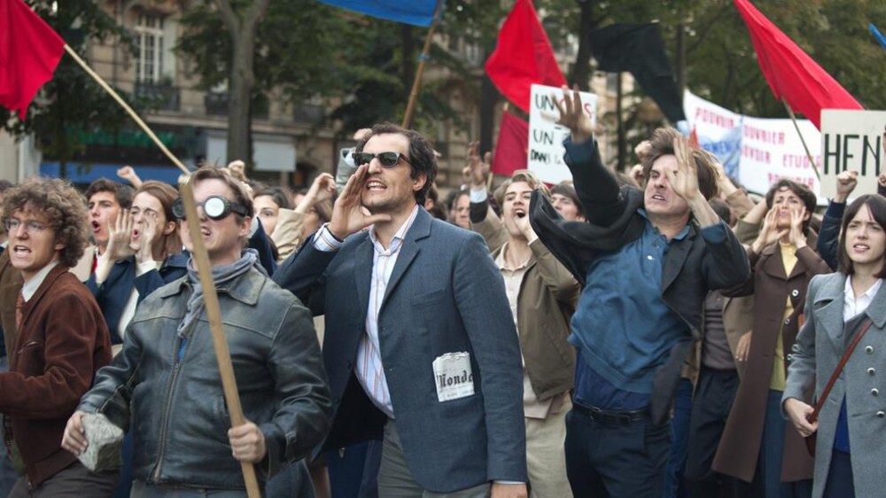 MK2 Mile-End Un homme (Louis Garrel) crie, avec d'autres, dans une manifestation.