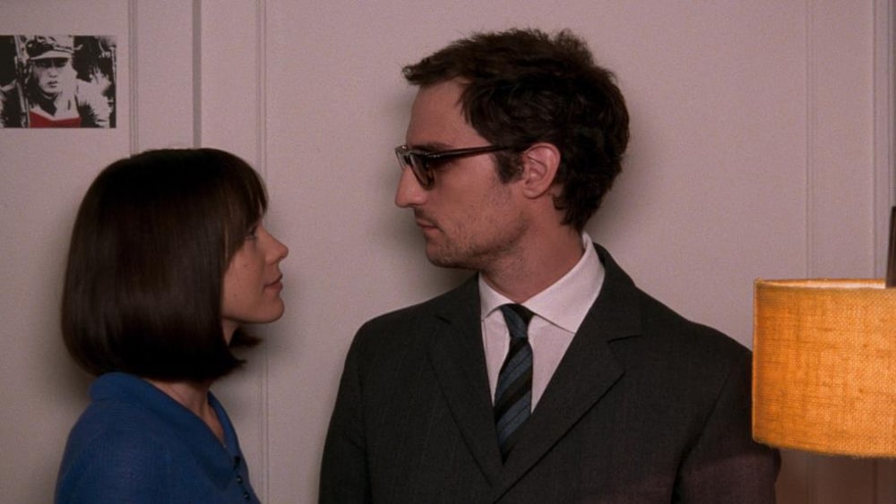 MK2 Mile-End Un homme (Louis Garrel) de profil regarde une femme qui lui fait face.