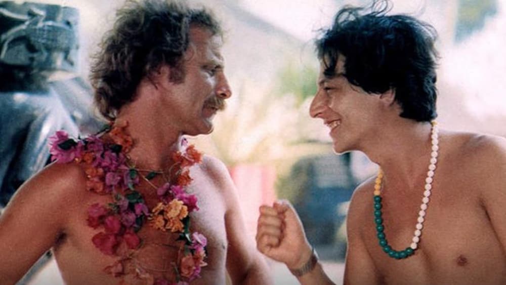 Un dialogue du film ajouté sur une photo de deux hommes torses nus avec des colliers de fleurs autour du cou