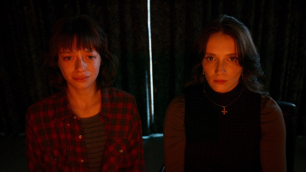Deux jeunes femmes (Juliette Gariépy et Laurie Babin) côte à côte dans la pénombre. 